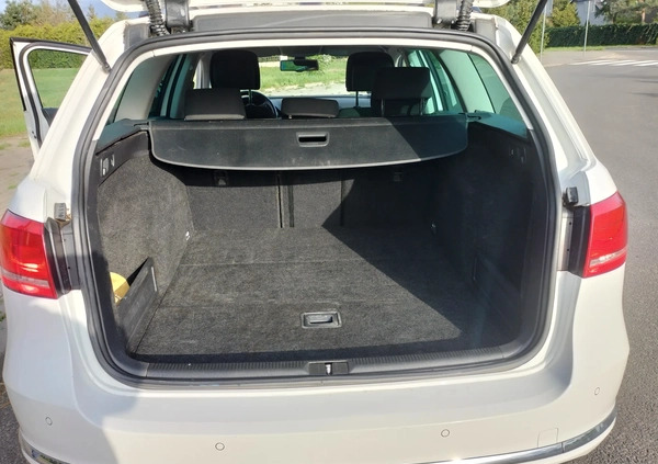 Volkswagen Passat cena 37800 przebieg: 209000, rok produkcji 2012 z Toruń małe 137